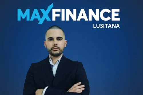 Homem de braços cruzados 